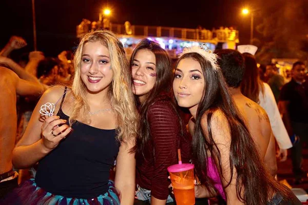 Baratona e Raparigueiros reúnem milhares de foliões no Eixão Sul
