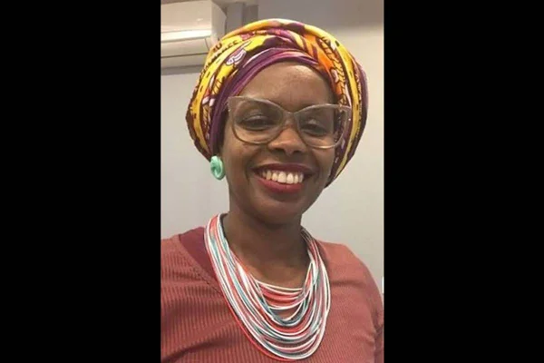 Erica Bispo, aprovada em primeiro lugar em concurso para professora na USP. Ela é uma mulher negra e usa turbante amarelo com estampa na cabeça - Metrópoles