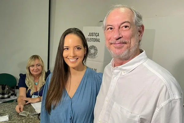 Ciro Gomes vota no segundo turno ao lado da esposa - Metrópoles