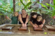 Hoje, a família tem oportunidade de sair pelo menos três vezes por semana para passear Hoje, a família tem oportunidade de sair pelo menos três vezes por semana para passear