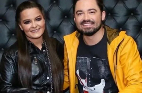 Na imagem colorida, um homem e uma mulher estão posicionados no centro