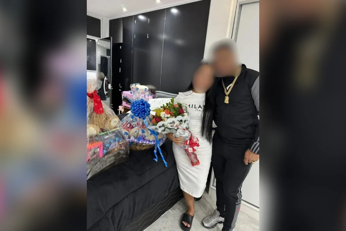 Fariseus: “missionária do CV” posa com fuzil banhado a ouro no Rio - imagem 3 Fariseus: “missionária do CV” posa com fuzil banhado a ouro no Rio - imagem 3