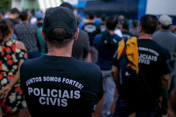Policiais civil em assembleia para reajuste salarial - Metropoles