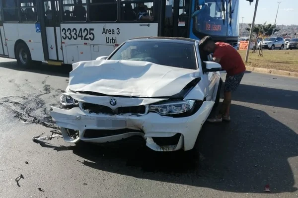 BMW amassada em acidente