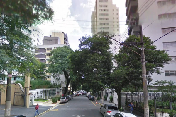 Imagem colorida de de rua em que criminosos roubaram condomínio. Metrópoles