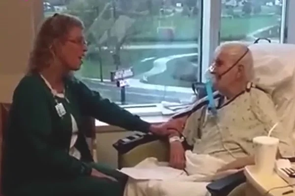 Enfermeira canta para paciente em estado grave e ele recebe alta