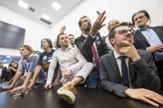Vereador Giovani Culau mostra perna atingida - Elson Sempé Pedroso/CMPA