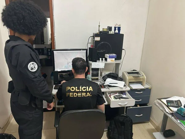 imagem colorida pf prende homem por armazenar conteudo abuso infantojuvenil