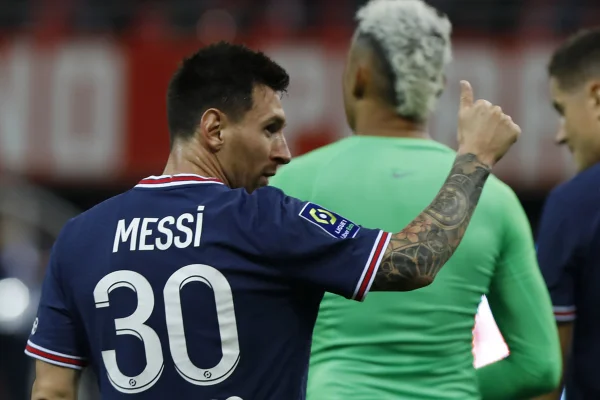 Criança invade o campo, abraça Messi e torcida vai à loucura. Vídeo