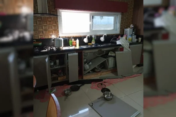 Foto de uma cozinha na qual ocorreu a explosão de um gás de cozinha que feriu uma mulher de 63 anos