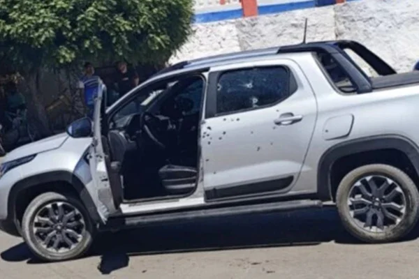 Bebê e dois adultos ficam feridos após carro ser metralhado na Bahia