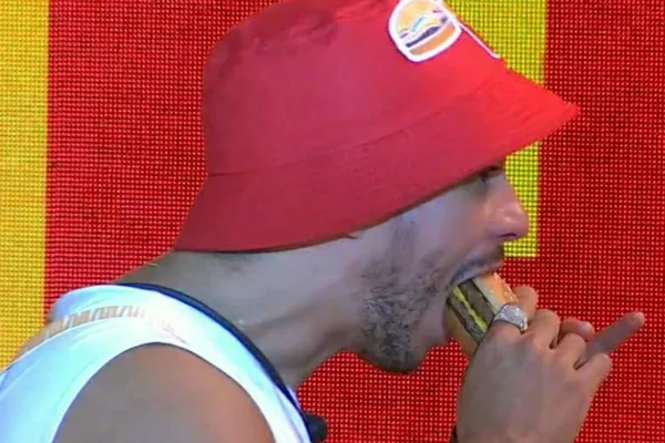 Arthur Aguiar comendo