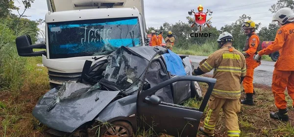 Acidente entre caminhão e carro mata 4 pessoas da mesma família no DF