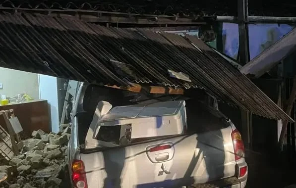 Imagem colorido do veículo dentro do estabelecimento, que ficou destruído - Metrópoles