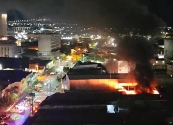 galpão de transportes incendiado em natal - metrópoles