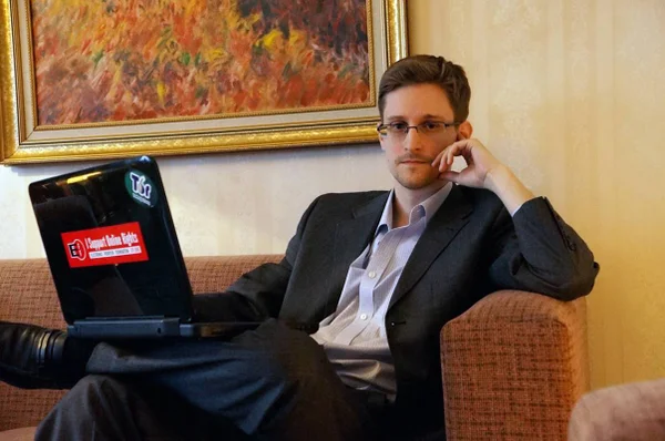Imagem colorida mostra Edward Snowden - Metrópoles