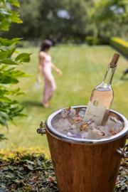 O vinho traz ao paladar notas suaves de frutas de caroço, mineralidade suave e um final duradouro