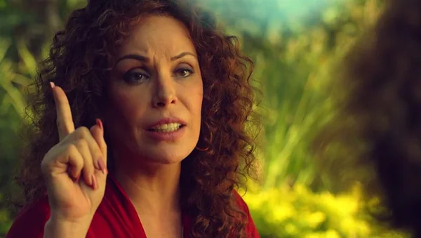Carolina Ferraz não convence como travesti em “A Glória e a Graça”