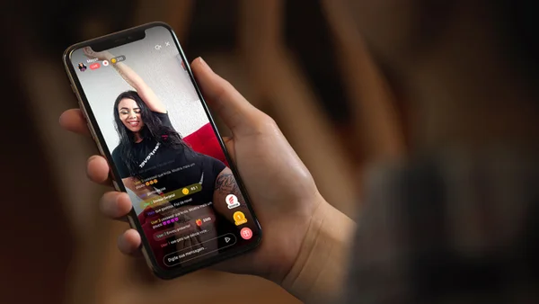 Imagem colorida mostrando dois celulares com transmissão ao vivo-Metrópoles