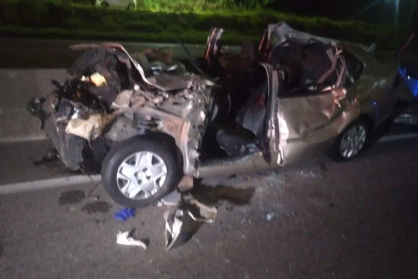 Imagem colorida mostra acidente com 3 mortes na Rodovia Presidente Dutra. Metrópoles