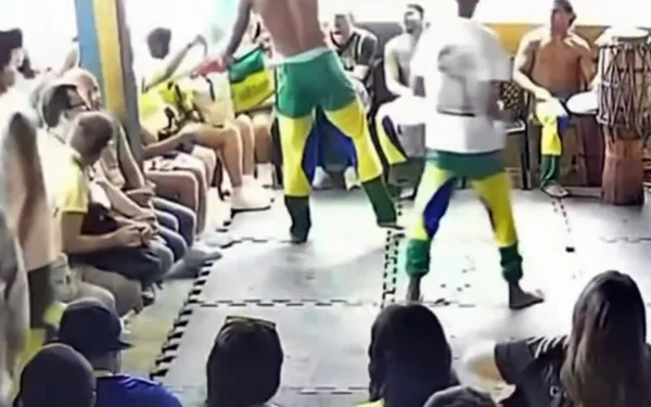 Turista colombiana dá uma banana a capoeirista na Rocinha, no Rio - Metrópoles