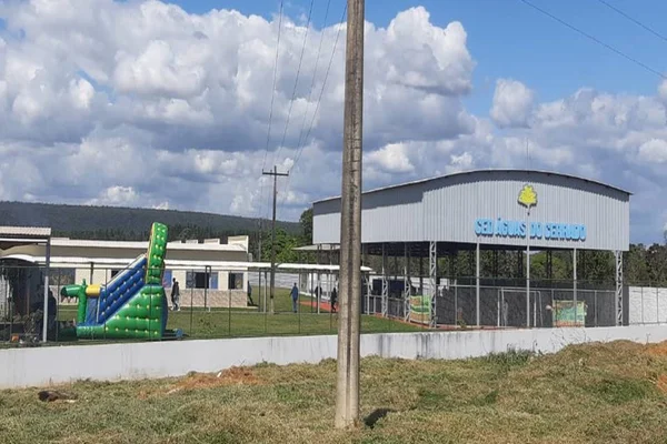 Após pedido de moradores, Ibaneis transforma albergue em escola no DF