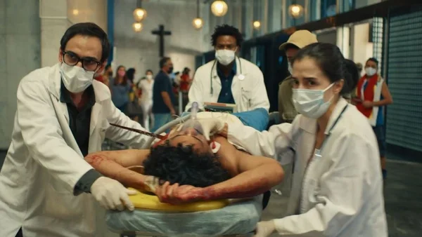 Evandro (Julio Andrade) e Carolina (Marjorie Estiano) em Sob Pressão