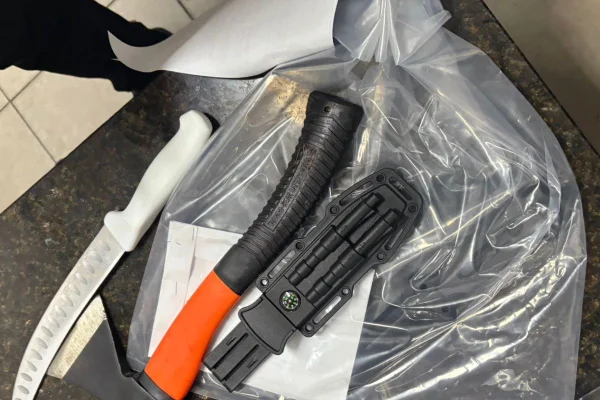 Foto colorida de objetos apreendidos com homem preso por matar ex-sogra e deixar ex-sogro gravemente ferido, em Guarulhos, região metropolitana de São Paulo.