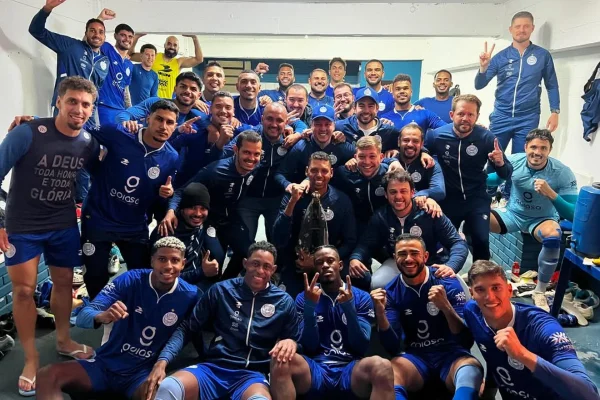 Comissão e jogadores do Goiatuba comemoram classificação na Série D