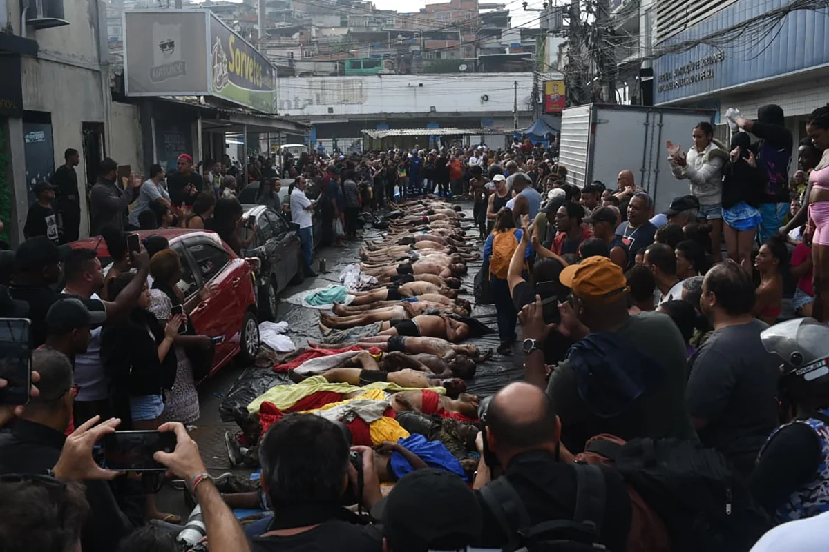 Sangue e desespero: moradores transportaram e enfileiraram cadáveres