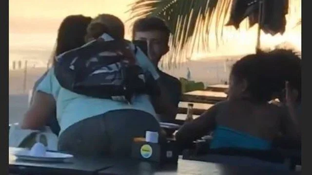 O momento em que ela convida as meninas O momento em que ela convida as meninas