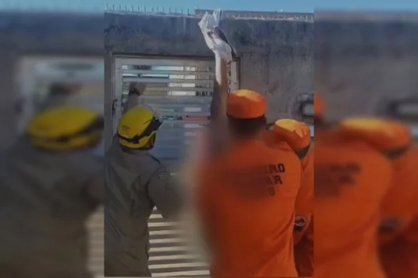 Homem rasga a calça, fica nu ao tentar invadir casa da ex em GO