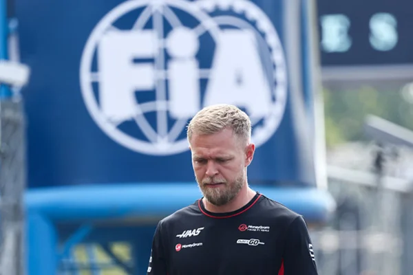 Imagem colorida de Kevin Magnussen - Metrópoles
