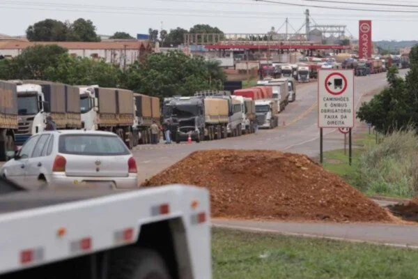 Caminhoneiros ameaçam greve nacional contra alta do diesel