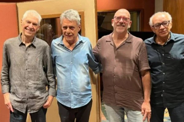 Foto colorida de Chico Buarque com banda mPB4 - Metrópoles