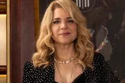 Isabel Teixeira posa como Pilar nos bastidores da novela