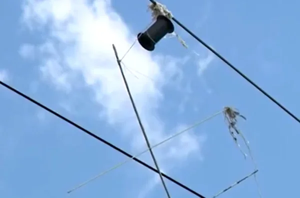 Linha de pipa enrolados na afiação elétrica; linha com cerol atingiu menina de 8 anos, que está na UTI - Metrópoles