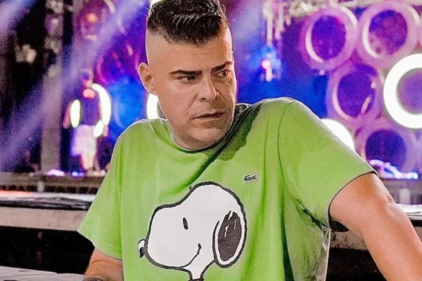 Rafael Vannucci posa de blusa verde e sério para as redes sociais - Metrópoles