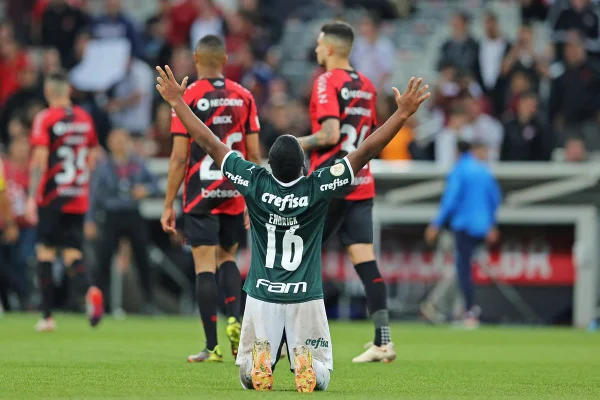 Talento nato: Endrick acertou todas as finalizações no profissional