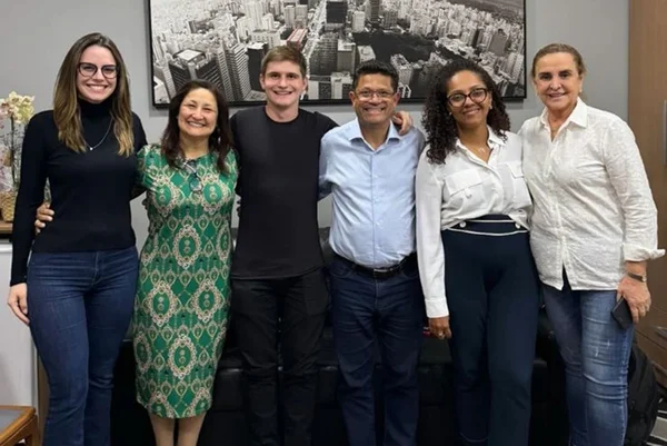 Imagem colorida mostra vereadores postados lado a lado em sala da Câmara Municipal - Metropoles