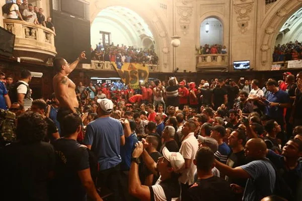 Servidores do Rio protestam e ocupam Assembleia Legislativa