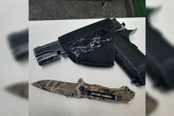 Pistola e canivete apreendidos