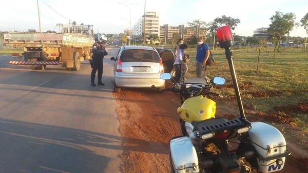 carros sendo abordados pela PMDF