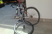 A bicicleta atingida também ficou danificada com a batida