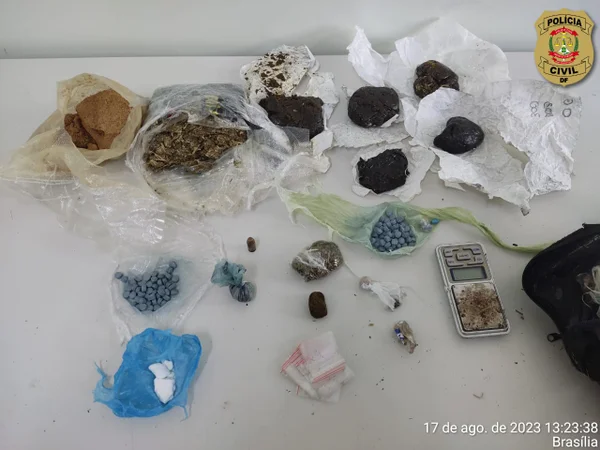 porções de drogas em cima de uma mesa