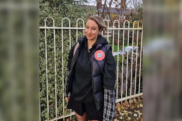 Foto da britânica Abi Feltham que foi diagnosticada com câncer