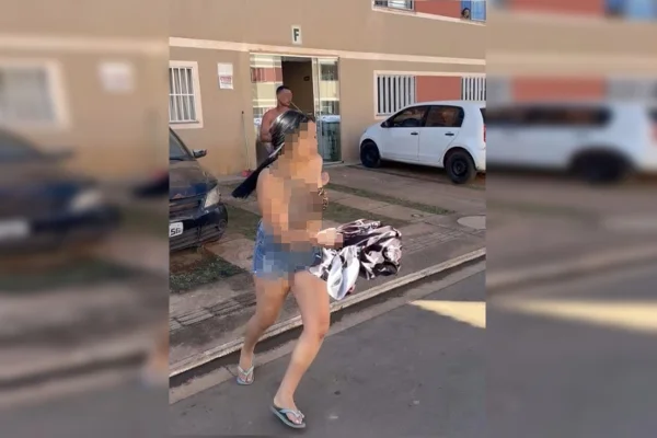 Homem drogado agride a família, bate na mãe e a chama de vadia