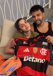 Influenciadora recebe camisa e chuteira autografadas por Arrascaeta para custear tratamento de doença degenerativa Influenciadora recebe camisa e chuteira autografadas por Arrascaeta para custear tratamento de doença degenerativa