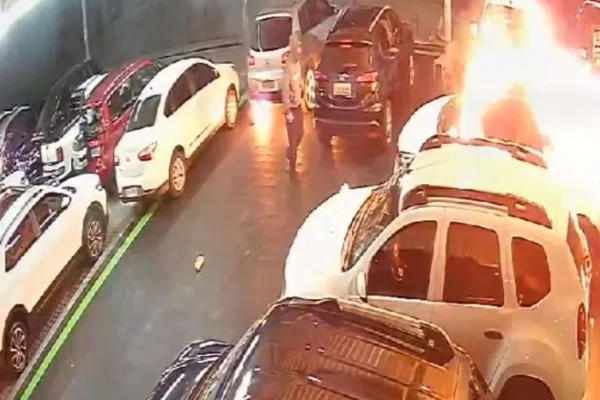 imagem de carros pegando fogo em loja de joinville