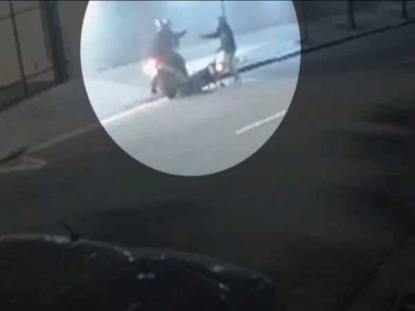 Policial reage, atira contra ladrões e é ferido pela própria arma